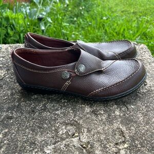 Clarks Brown Leather Flats with Moccasin Stitching